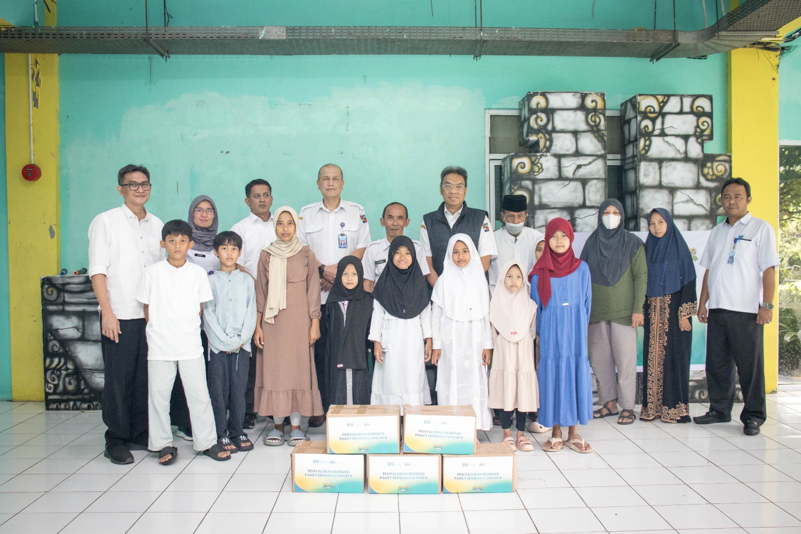 bank-syariah-indonesia-dan-rsud-kota-bogor-salurkan-bantuan-paket-sembako-kepada-warga-rusunawa-menteng-asri